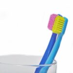 dentalni_hygiena_-_photodune-4729921-colorful-toothbrushes-in-a-glass-s
