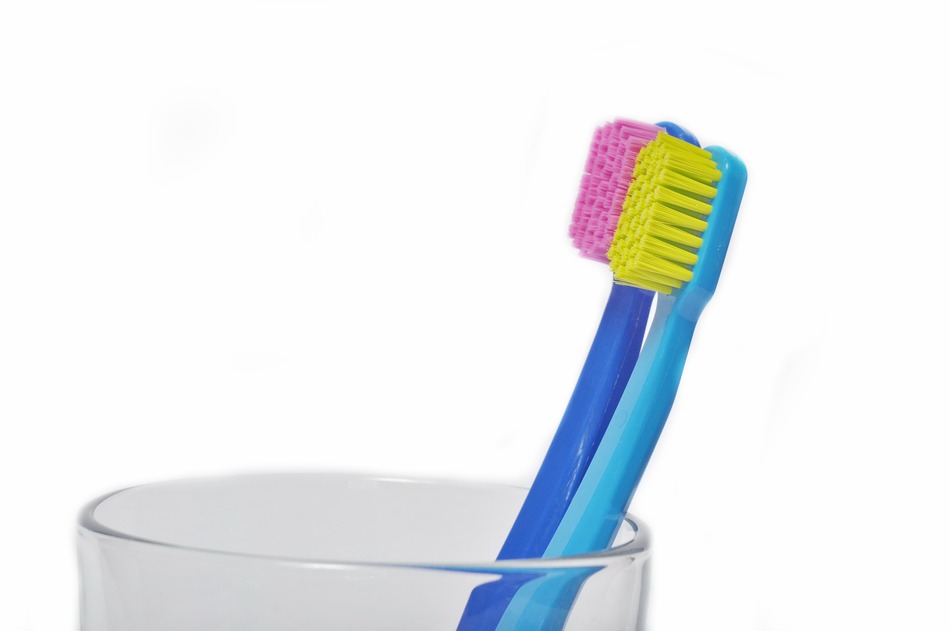 dentalni_hygiena_-_photodune-4729921-colorful-toothbrushes-in-a-glass-s