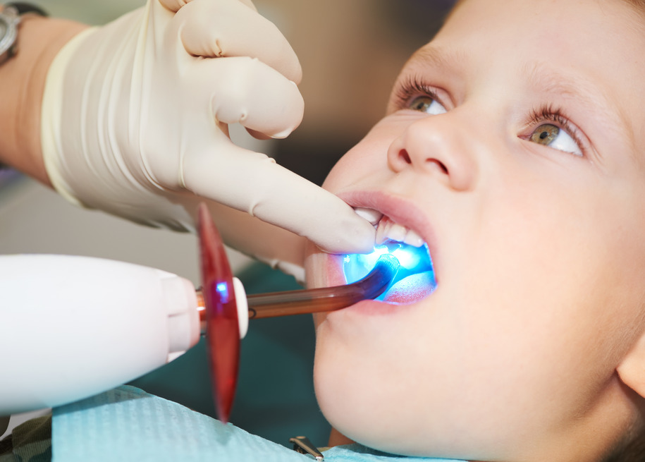 detska_stomatologie_-_photodune-1306889-dental-filing-of-child-tooth-by-ultraviolet-light-s