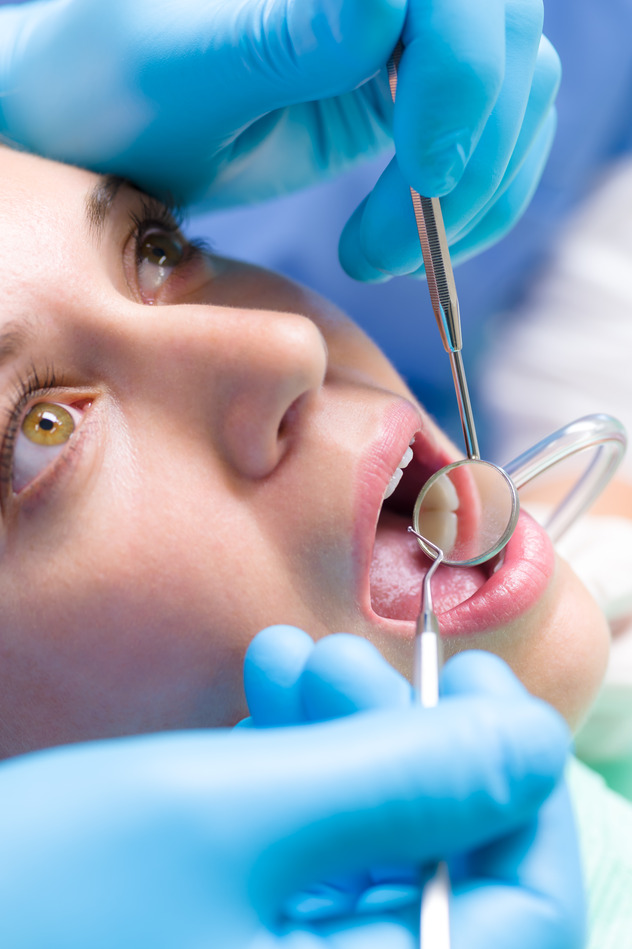 preventivni_prohlidky_-_photodune-3162936-dentist-surgery-closeup-of-womans-open-mouth-s