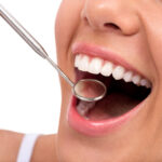 esteticka_stomatologie_-_photodune-9302757-smile-with-dentist-mirror-s